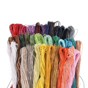 Dettaglio di 20 colori di cordino cerato da 1mm per gioielli fai da te e bracciali