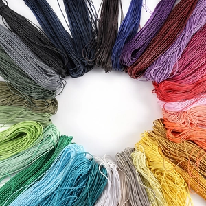 Vista piatta di cordini in poliestere cerato da 1mm in 20+ colori per gioielli DIY