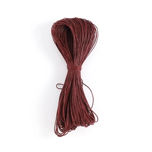 Dettaglio del filo cerato rosso vino da 1mm per la creazione di gioielli fai da te e cuoio