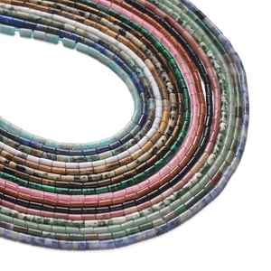 Vue macro de perles tubes en pierre naturelle 2x4mm de couleurs variées pour bijoux
