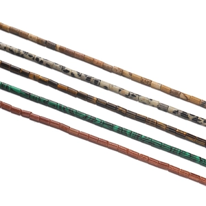 Gros plan de perles tubes en pierre naturelle 2x4mm, oeil de tigre et malachite pour bijoux