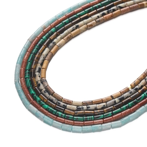 Détail macro de perles tubes naturelles en Amazonite et Malachite pour bijoux DIY