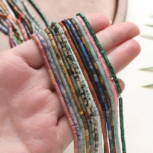 Vue rapprochée de perles tubes en pierre naturelle pour la création de bijoux DIY