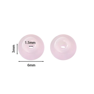 Makroaufnahme pinkfarbener Glasperlen mit 6mm Durchmesser und 1,5mm Loch zum Auffädeln