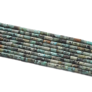 Vue macro de perles cylindriques en pierre naturelle turquoise pour bijoux DIY