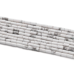 Vue macro de perles cylindriques en howlite naturelle 2x4mm pour création de bijoux
