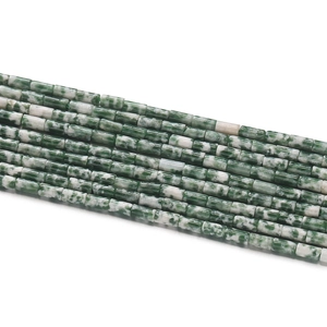 Gros plan de perles en pierre naturelle 2x4mm vert et blanc pour bijoux DIY