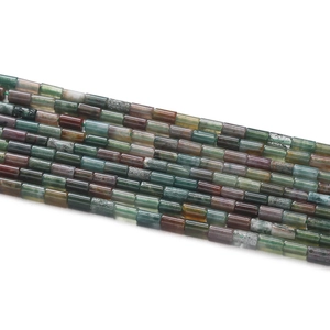 Gros plan de perles en agate mousse naturelle pour la fabrication de bijoux faits main