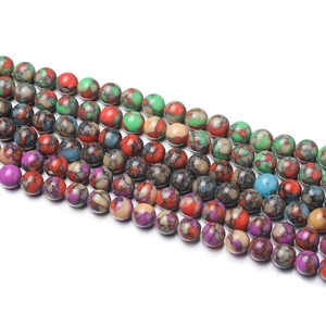 Makroaufnahme von 6-10mm Kaiserjaspis-Perlen für DIY-Schmuck mit bunten Farbmustern
