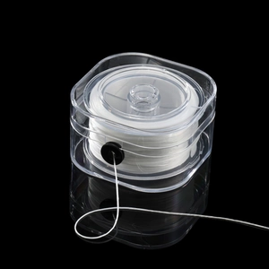 Dettaglio del filo elastico da 0,8 mm su bobina bianca in una scatola trasparente
