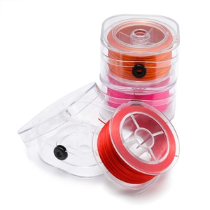 Dettaglio dei fili elastici da 0,8mm in rosso, rosa e arancione con custodie per bobine