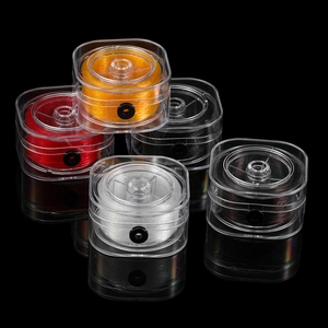 Makroansicht von fünf Farben elastischer Kristallfäden für Heimwerker-Schmuck in Boxen