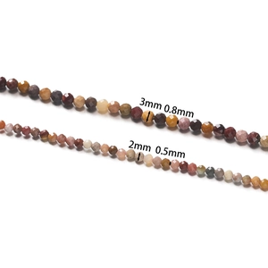 Gros plan de perles d'agate facettées de 2mm et 3mm avec détails des perçages