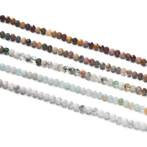 Gros plan de perles en pierres naturelles facettées de 2-3mm pour la création de bijoux DIY