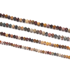 Vue détaillée de perles de pierre naturelle facettées de 2/3mm aux textures d'agate colorée