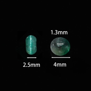 Makroansicht von 4mm smaragdgrünen Katzenaugen-Glasperlen mit Maßen für DIY-Schmuck