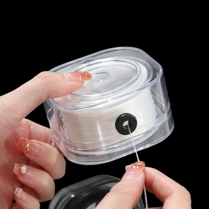 Dettaglio del filo elastico da 0,8mm per perline in scatola trasparente con uscita