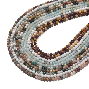 Détail de perles en pierre naturelle facettée avec textures d'agate pour bijoux DIY