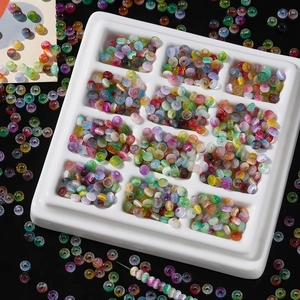 Makroaufnahme von 2x4mm zweifarbigen Katzenaugenperlen für DIY-Schmuck in einer Schale