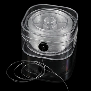 Detailansicht von 6mm transparenter elastischer Schmuckschnur in einer Box mit Spenderausgang