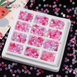 Makroaufnahme von 4mm Glas-Katzenaugen-Perlen in Rosa und Violett für DIY-Schmuckherstellung