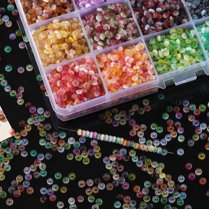 Bunte Glas-Katzenaugen-Perlen-Set mit Nadel in einer transparenten Aufbewahrungsbox