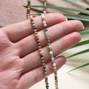 Vue macro de perles en pierre naturelle facettée de 2-3 mm pour la création de bijoux