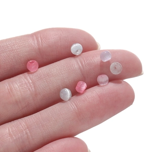 Nahaufnahme von 4mm Katzenaugen-Glasperlen in Pink und Lila für DIY-Schmuck