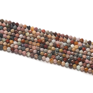 Vue macro de perles d'agate facettées multicolores avec textures de tons naturels