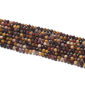 Gros plan de perles d'agate naturelle facettées aux tons terreux pour bijoux DIY