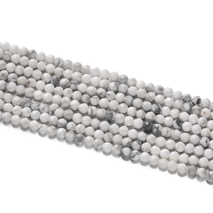 Gros plan de perles facettées en pierre naturelle de 2mm pour la création de bijoux DIY