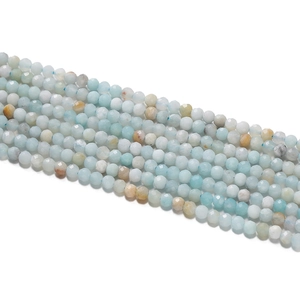 Gros plan de perles d'agate naturelle facettées bleu-vert pour création de bijoux DIY