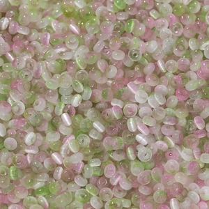 Makroaufnahme von 2x4mm rosa und grünen Katzenaugen-Glasperlen für die Schmuckherstellung