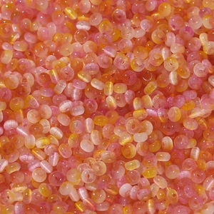 Makroaufnahme von 2x4mm Katzenauge-Glasperlen mit rosa-orange-gelbem Farbverlauf
