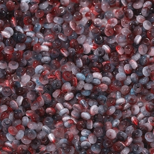 Makroaufnahme der 2x4mm rot-blauen Katzenaugen-Glasperlen für DIY-Schmuckherstellung