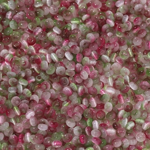 Nahaufnahme von rosa und grünen Katzenaugen-Glasperlen für DIY-Schmuck