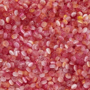 Makroaufnahme von 2x4mm rosa Katzenaugen-Glasperlen für DIY-Schmuckherstellung