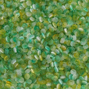 Makro-Detail von 2x4mm Smaragd und Bernstein Katzenaugen-Glasperlen für DIY-Schmuck