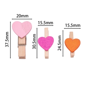 Moltitudine di mollette in legno a cuore colorato per pareti foto con tre dimensioni