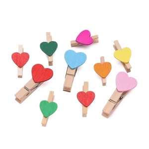 Mollette decorative in legno con cuori colorati per pareti fotografiche fai da te
