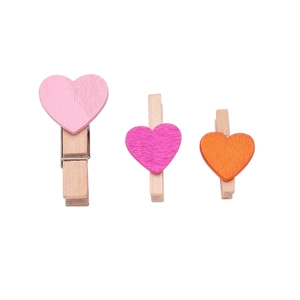Dettaglio di mollette in legno a forma di cuore rosa e arancione per decorazione di foto