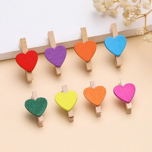 Set di 8 clip in legno a forma di cuore colorato per decorazione di pareti fotografiche