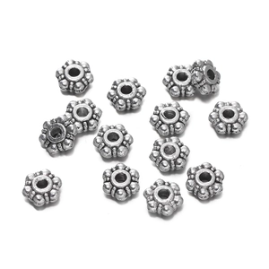 Vista macro de cuentas espaciadoras florales de plata antigua para joyas hechas a mano