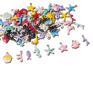 Pendentifs émaillés colorés sur le thème de l'océan et cupcakes pour bijoux DIY
