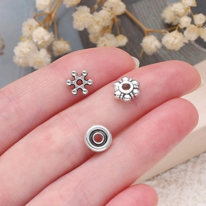 Primer plano de cuentas espaciadoras de plata tibetana para joyas DIY con estilo vintage