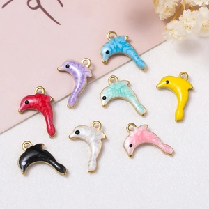 Détail de pendentifs dauphins en émail coloré avec texture marbrée en huit couleurs vives