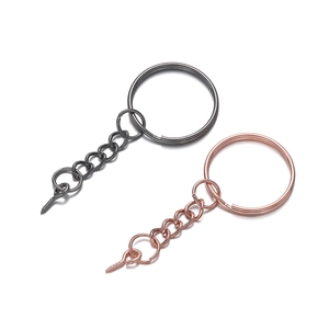 Details von 25mm Metall-Schlüsselringen mit Kette und Augstiften in Schwarz und Roségold