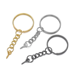 Detailansicht von DIY-Schlüsselanhängern mit Ösenschrauben in Gold, Silber und Schwarz