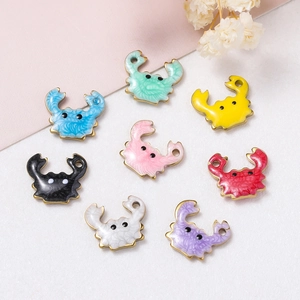 Détail macro de huit breloques de crabe en émail coloré pour accessoires de bijoux DIY