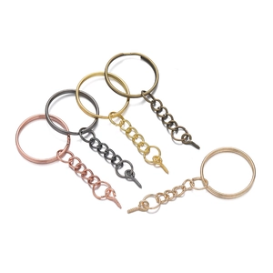 Nahaufnahme von 25mm Metall Schlüsselanhängern in fünf Farben mit Kette und Ringschraube